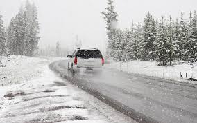 ขับขี่รถยนต์บนพื้นหิมะ